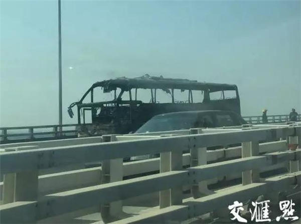 南京大客车爆燃被烧成空架 事故现场图曝光（2）