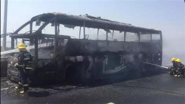 南京大客车爆燃被烧成空架 事故现场图曝光