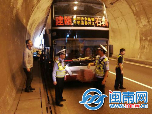 客车高速隧道内抛锚 夷易近警分批清静转移45名旅客