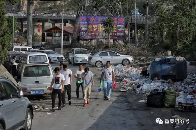 北京旅游乱象:十渡景区垃圾成堆 八达岭站现黑车