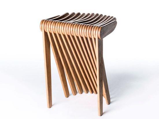 这堆木条能瞬间变身折叠椅