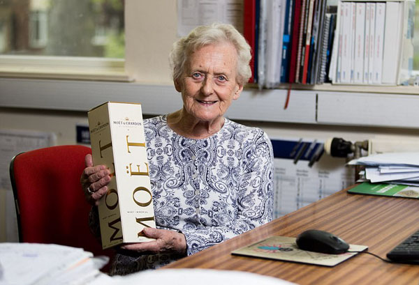 赞！英国89岁女会计为公司工作70年几乎零失误