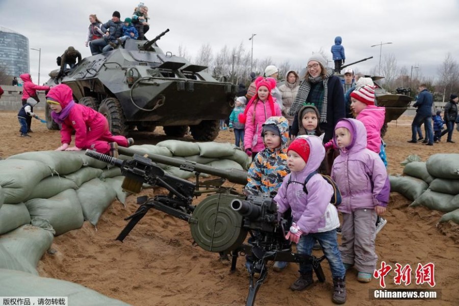 俄罗斯办二战武器展 小孩子操枪射击