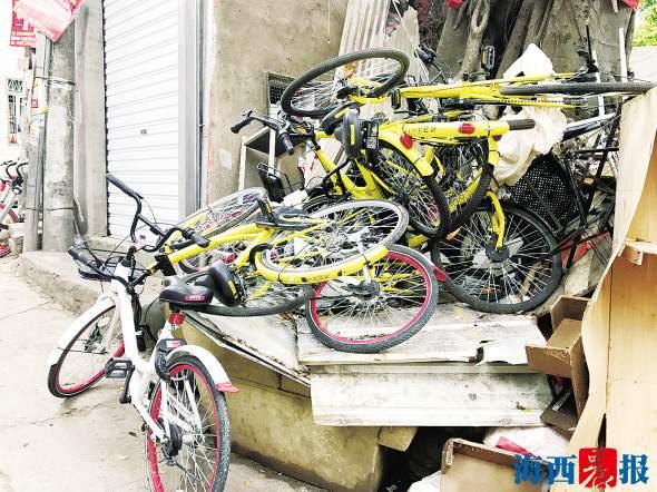厦门共享单车“残骸”堆积如山 居民生活被影响