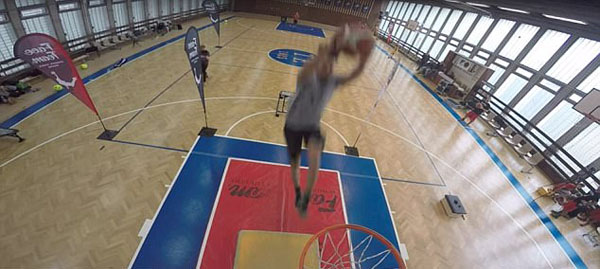 匈牙利一男子远距离空中翻转 扣篮破世界纪录