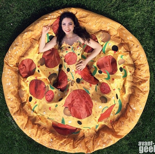 吃货专属！美国女子做出“披萨礼服”令人称叹