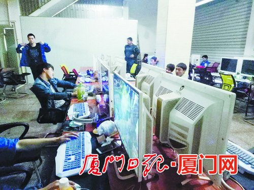 厦门无证网吧现奇葩上网条件：进网吧得穿厂服 