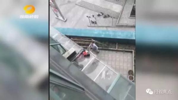 父母熟睡不知孩子坠楼怎么回事？3岁男童是怎么从5楼掉下午的