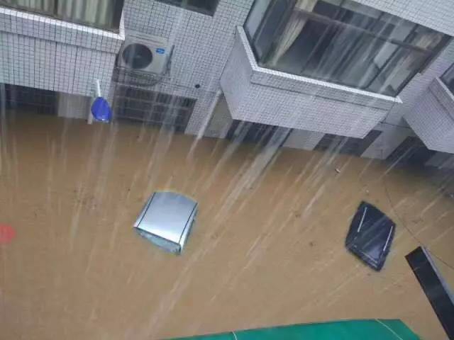 广州暴雨突破日雨量纪录 街道积水严重现场图曝光