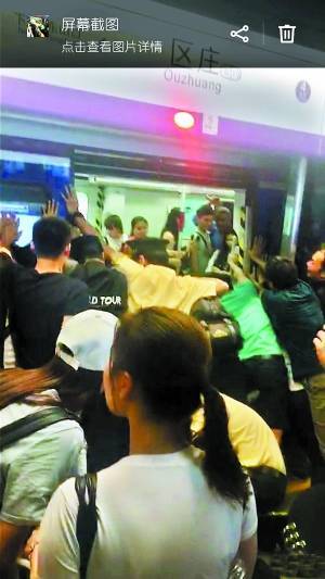 “一二三！一二三！”团结就是力量，越来越多乘客加入推地铁的行列，在众人的呐喊声中，过百吨重的地铁终于被推开足够的空间，女乘客的右腿被成功拉出，前后不过五分钟。