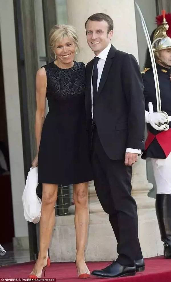马克龙当选法国总统 39岁的马克龙与63岁妻子布里吉特是怎么认识的