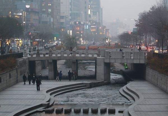 受困雾霾韩国人:怪中国来的西风和本地烤鱼 韩国雾霾跟中国有关吗