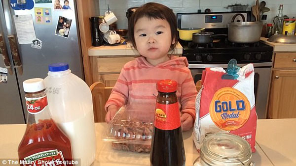 美国一名2岁“主厨”因制作美食成网红 令人称赞