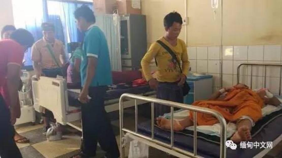 缅甸小和尚无知把地雷当球踢 突然爆炸致10人受伤