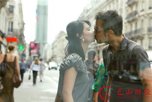 台湾女孩杨雅晴街头与上百男子接吻 有网友诅咒她“被强暴”（2）