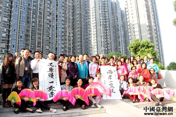 台湾交流团走访镇江社区 面对面交流养老经验