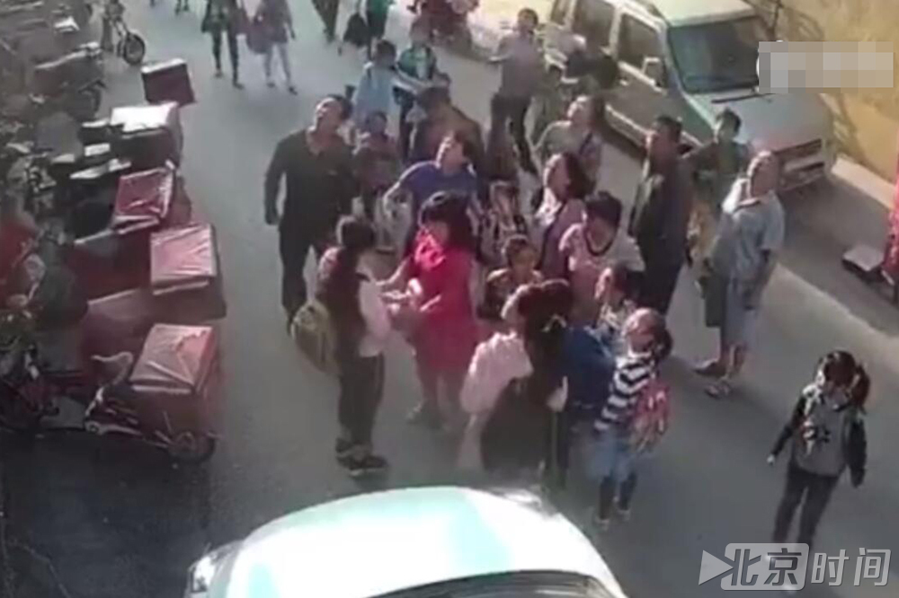 河南荥阳2岁幼童从3楼坠落 小学女生欲伸手接住她（2）