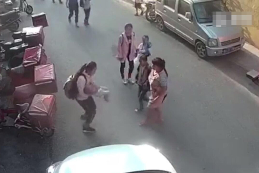 河南荥阳2岁幼童从3楼坠落 小学女生欲伸手接住她（2）