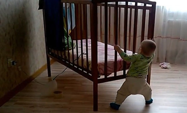 惊呆！俄罗斯10月大男婴独自挪动婴儿床秀超人力量