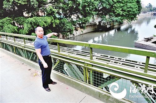 杨金文说，他就是从这里爬过护栏，跳入河中