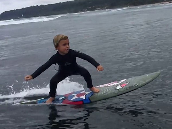 英才少年！澳大利亚5岁男童海上秀惊人冲浪天赋