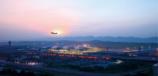 太狂妄！无人机三番五次冲击重庆机场