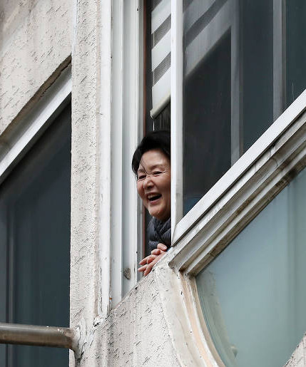 5月13日上午，韩国第一夫人金正淑女士正在弘恩洞总统私邸准备搬家事宜，新任总统一家定于今日搬往青瓦台。