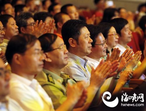 颁奖典礼现场，观众们报以热烈的掌声