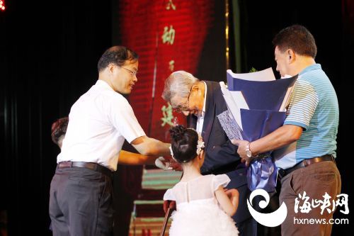 8省司法厅党委委员、政治部主任林安泰为林建德颁奖