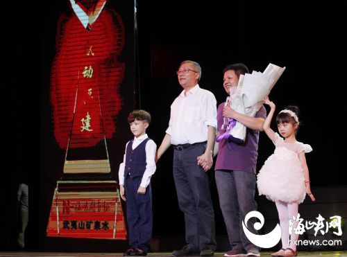 10海峡都市报社常务副社长刘见闻为邓峰颁奖 (2)