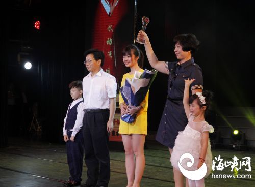 2省委教育工委副书记、省教育厅党组成员王建南为徐云丽、林莉颁奖，领奖者为徐云丽的母亲及林莉的朋友 (2)