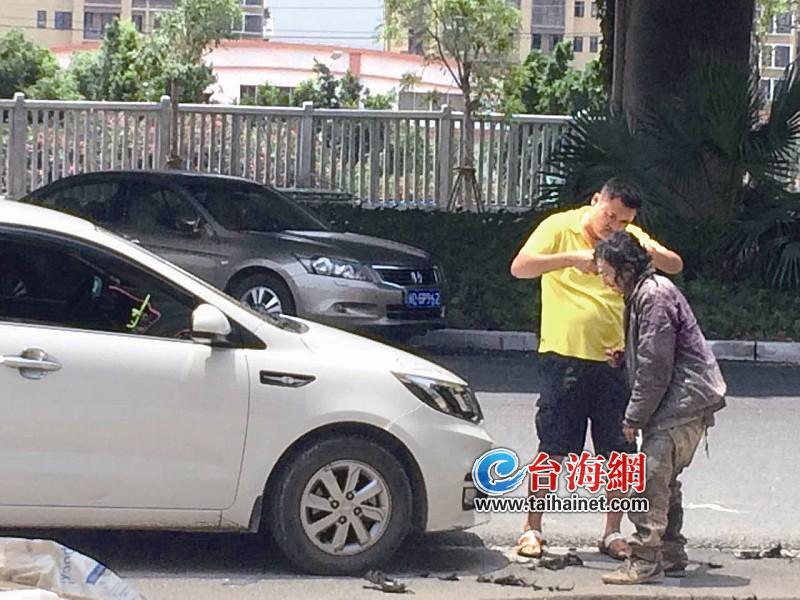 厦门杏林大桥下一好心人烈日下为流浪汉理发
