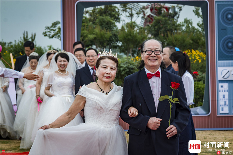 郑州100位老人办集体婚礼 纪念30年“珍珠婚”