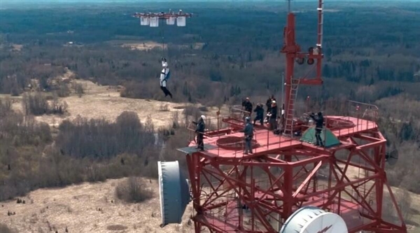 全球首例！男子手抓无人机升到330米高空一跃而下