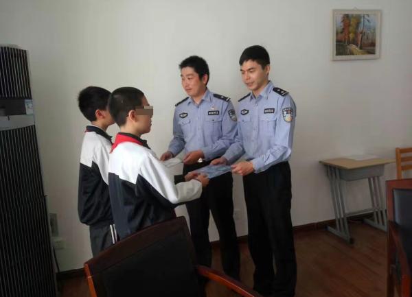 小浩和小闵接受上海轨交公安表彰 黄翠玲 供图