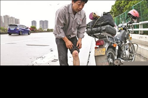 泉州刺桐大桥上有条缝坑人 接连放倒骑车者