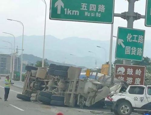 突发！福州三环一警车被水泥罐车压扁！