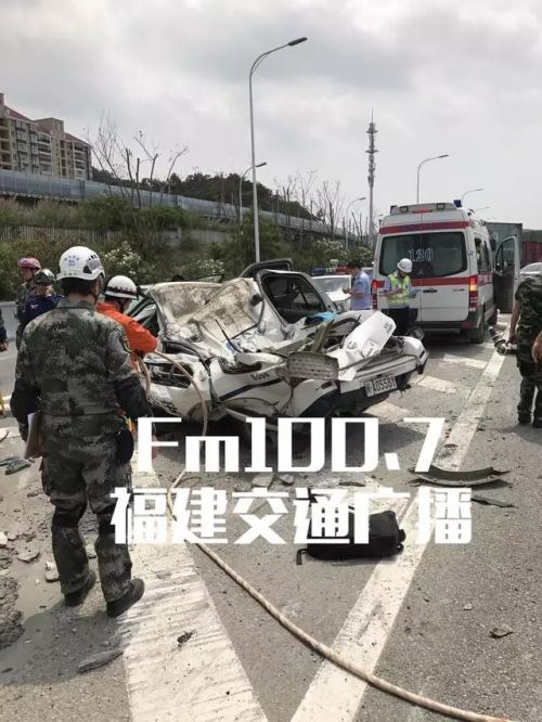 突发！福州三环一警车被水泥罐车压扁！
