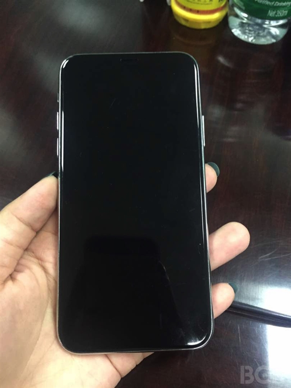 iPhone 8定型真机照全球首曝！双2.5D玻璃、正面全是屏