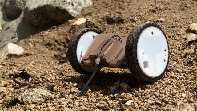 NASA测试折叠机器人 未来或许会用来探索火星