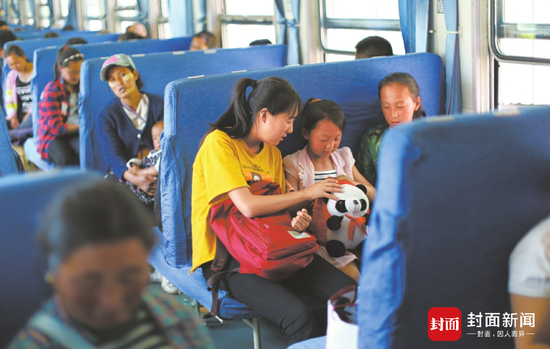 大凉山最后的慢火车 载着600多名孩子的上学梦