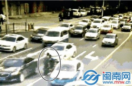 泉州一小伙无牌醉驾逆行闯关 后座男子还竖中指