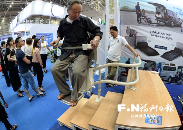 海交会台湾馆展 会“上楼”的椅子吸引中老年人