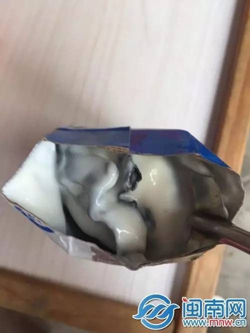 安溪网友：这款品牌酸奶喝出臭味 拆开竟发现黑色异物 