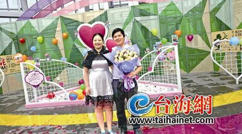 厦门第一高楼浪漫求婚 男子为10年女友连夜布置