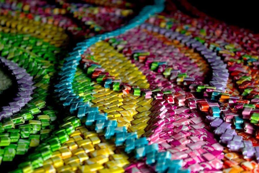 美国女子Diy自制个性糖纸裙 用了4年1万多张糖纸