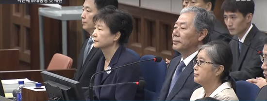 朴槿惠和崔顺实并排坐在被告席