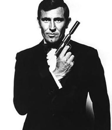 007罗杰摩尔去世 曾在英情报部工作 Roger Moore个人简历电影作品