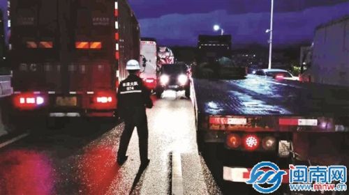 泉州市区一孕妇破水遇堵车 上百车让出生命通道