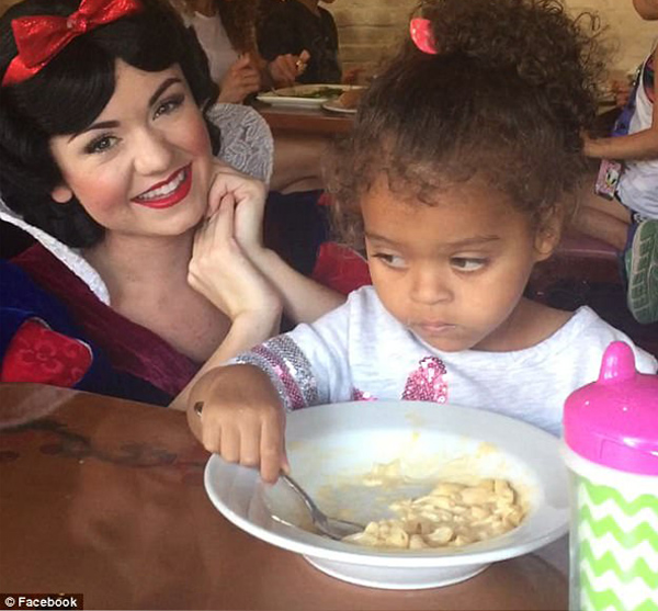 美国2岁女童遇白雪公主竟一脸嫌弃 逗乐一众网友